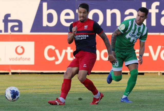 Geandro atuando pelo Alki Oroklini contra o Aris.