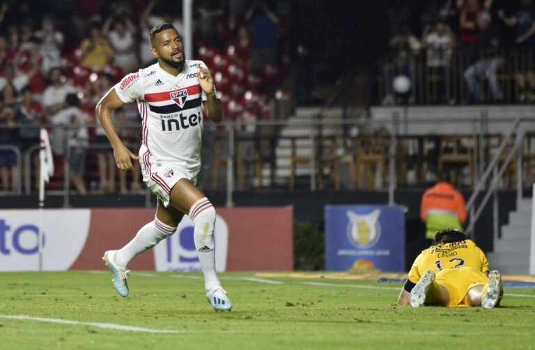 São Paulo domina o Corinthians e vence clássico no Morumbi