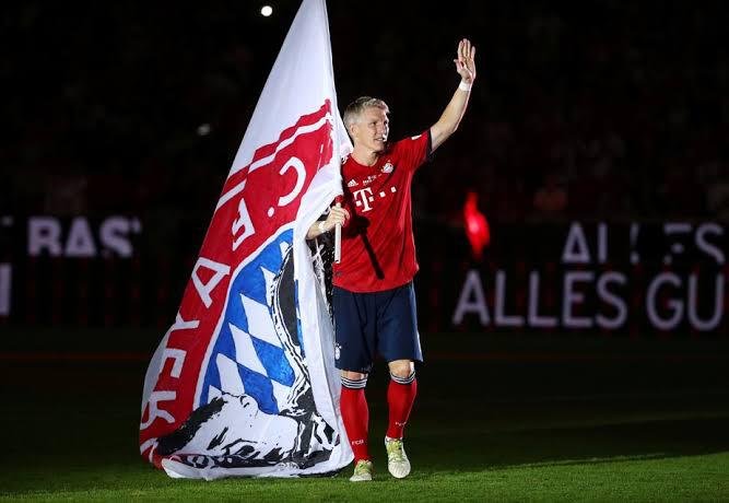 Aos 35 anos, Bastian Schweinsteiger anuncia sua aposentadoria.