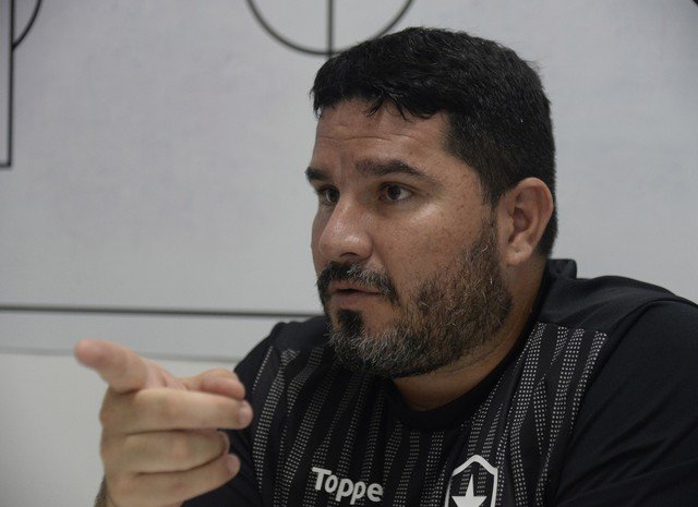 Após quatro derrotas seguidas, Botafogo demite Barroca