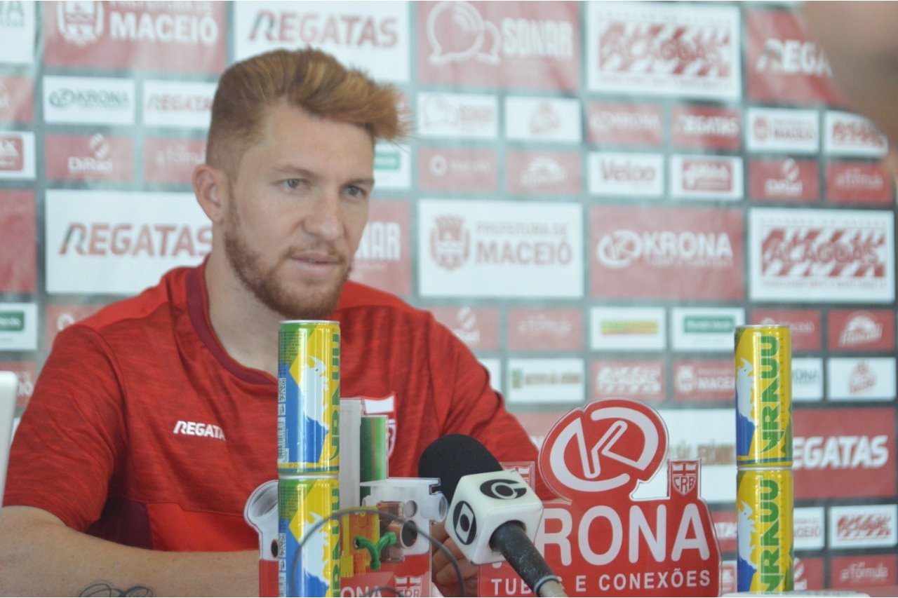 Titular no CRB, Ferrugem lesiona a clavícula e fica de fora do restante da temporada