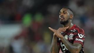 Flamengo vence o Fluminense no Maracanã e abre larga vantagem na liderança.
