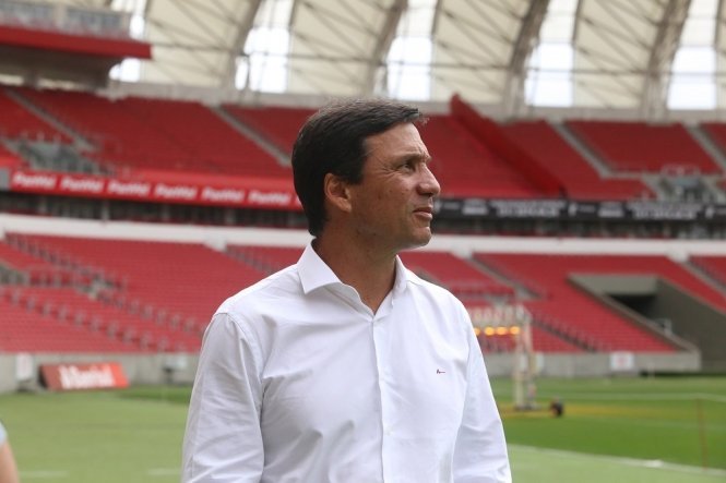 Zé Ricardo chega a Porto Alegre para enfrentar desafio no Internacional