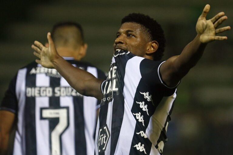 Botafogo vence Chapecoense na Arena Condá