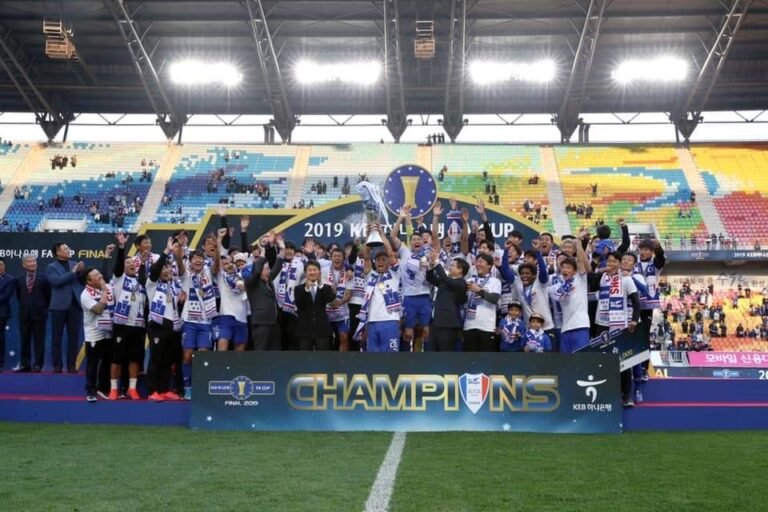 Waguininho comemora título da Copa da Coreia com o Suwon Buewings