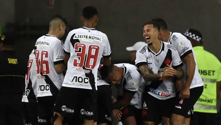 Com São Januário lotado, Vasco recebe Goiás buscando se manter entre os dez primeiros colocados