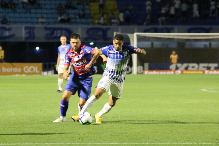 Léo destaca temporada individual no Avaí e espera definir futuro em breve
