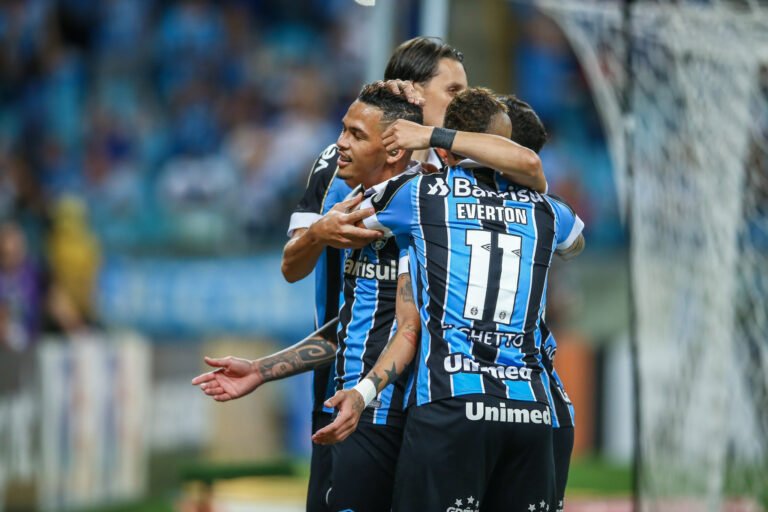 Num duelo de tricolores, Grêmio faz 3×0 no São Paulo e garante vaga para a fase de grupo da Libertadores