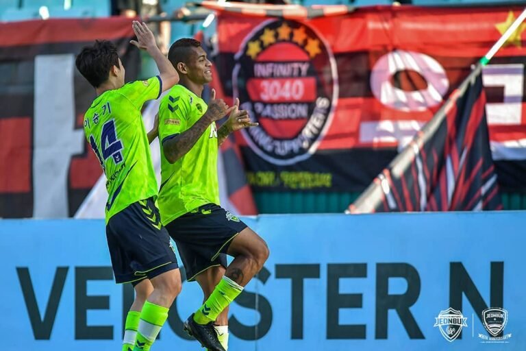 Campeão coreano pela terceira vez, Ricardo Lopes comemora temporada com a camisa do Jeonbuk Motors