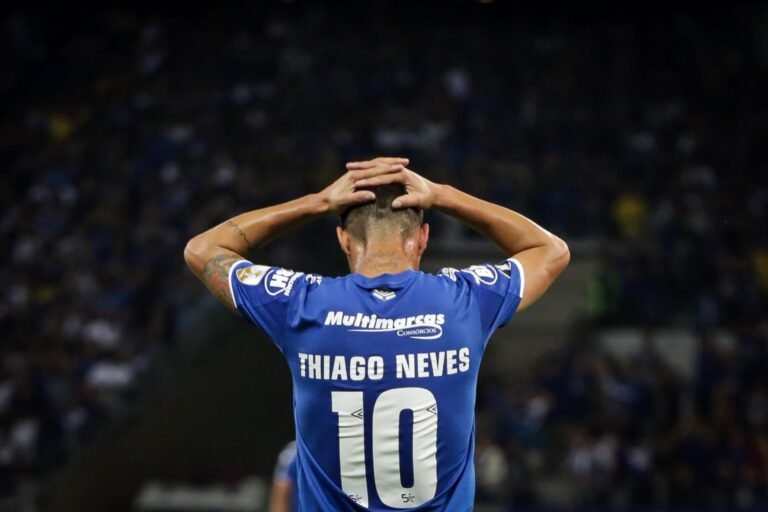 Antes tarde do que nunca: Thiago Neves é afastado