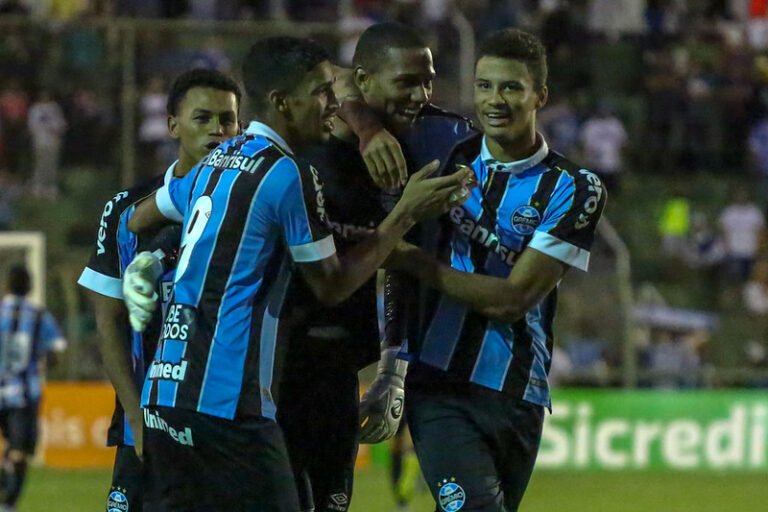 Após tensa disputa nos pênaltis, Grêmio elimina o Vasco e está nas semifinais da Copa São Paulo de Futebol Júnior