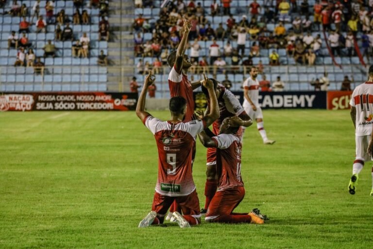 Após gol relâmpago, Imperatriz vira e vence CRB