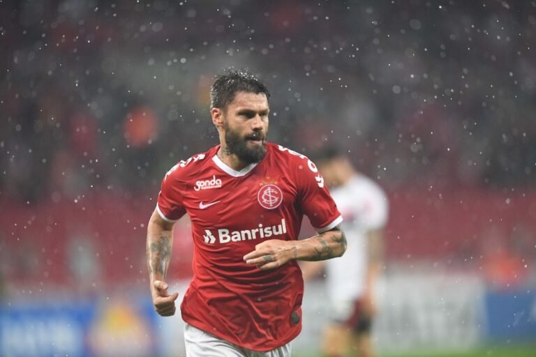 Ceará anuncia a contratação do atacante Rafael Sobis