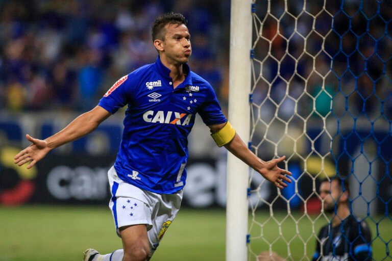 Adeus, capitão! Henrique rescinde contrato com o Cruzeiro