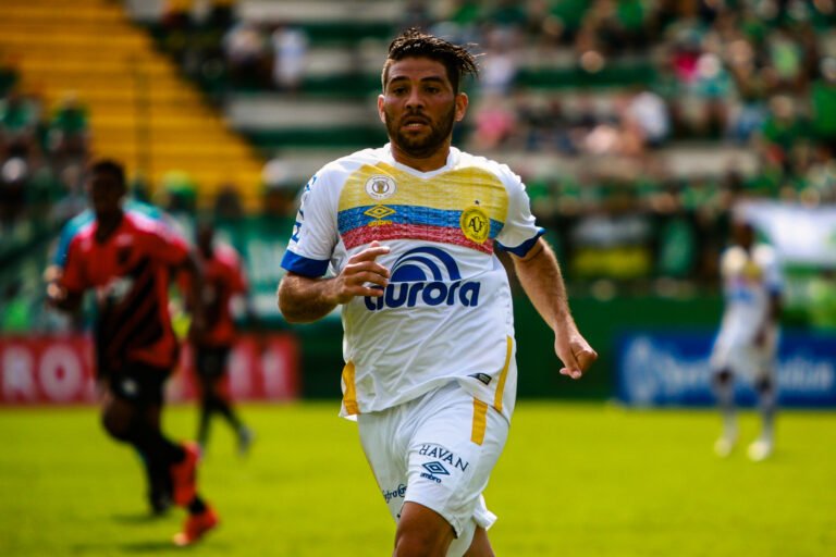 Adaptado ao Brasil e livre no mercado, meia Diego Torres valoriza experiência na Chapecoense e ressalta desejo de permanecer no País