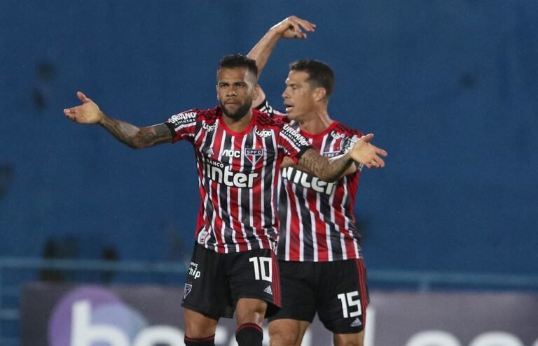 Sem acertar o alvo, São Paulo sofre primeira derrota no ano
