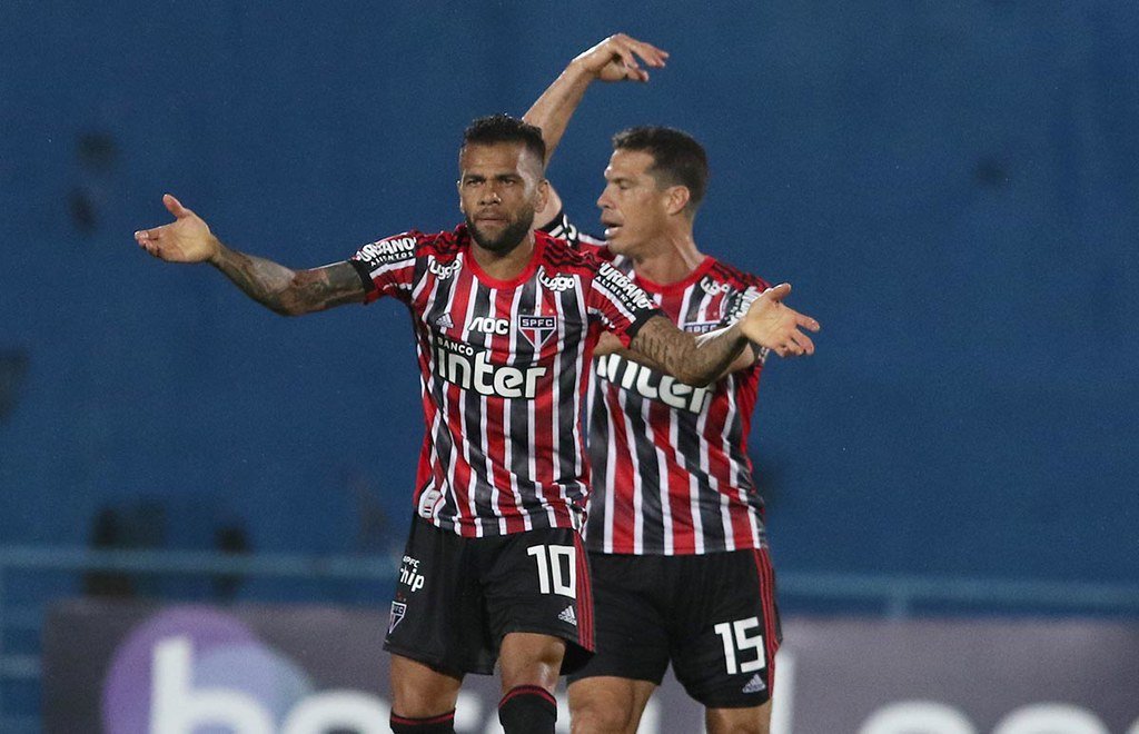 Sem acertar o alvo, São Paulo sofre primeira derrota no ano