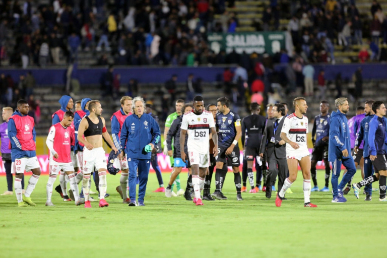 Com erro da arbitragem, Flamengo sofre empate no Equador