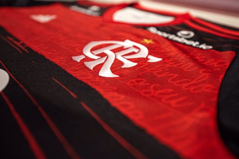Novo manto: Flamengo apresenta camisa para a temporada 2020