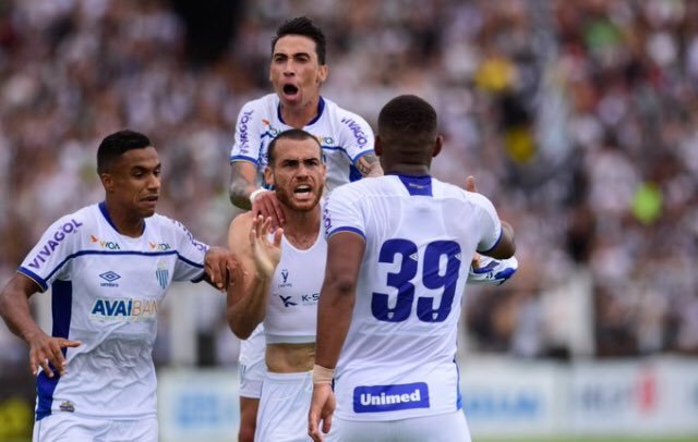 Pedro Castro comemorando o primeiro gol da vitória do Avaí