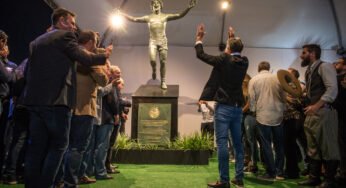Estátua do ídolo Renato Portaluppi completa um ano na Arena