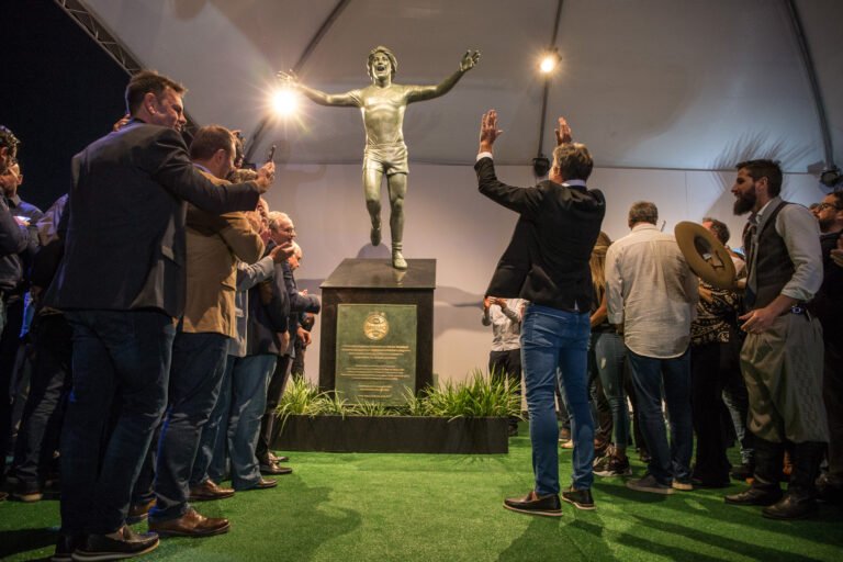 Estátua do ídolo Renato Portaluppi completa um ano na Arena