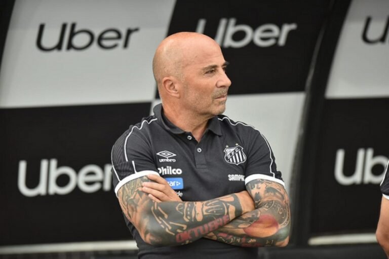 Na mira do Galo, Sampaoli é visto em embarque para BH