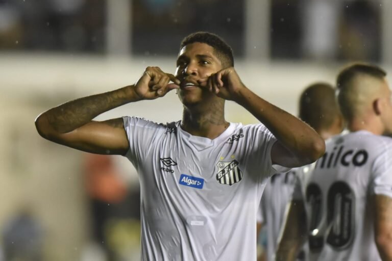 Entenda a situação do filho de Raniel, atacante do Santos