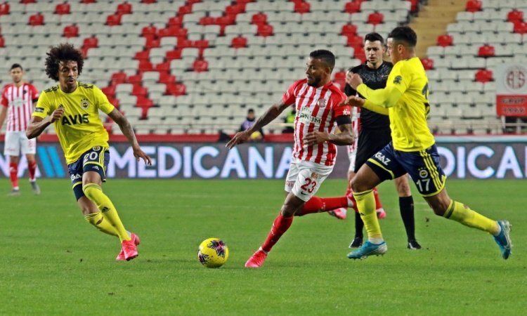 Antalyaspor e Fenerbahçe empatam com participação importante de Amilton Minervino