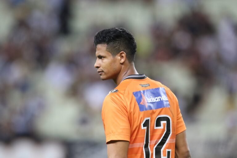 Ceará renova contrato do goleiro Diogo Silva