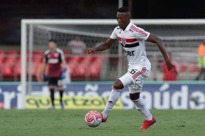 Mesmo com punição da FIFA, Peres quer lateral do São Paulo