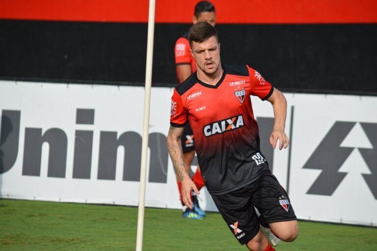 Santos cogita trazer novo centroavante goleador