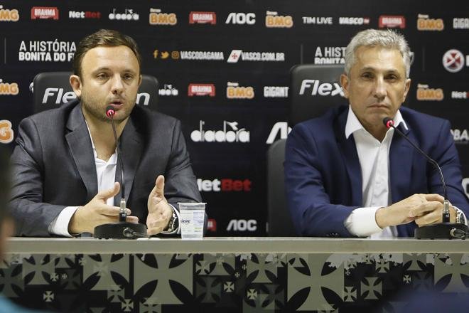Após quitar parte dos salários, Vasco busca reforços