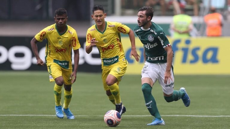 Nacional-URU pede adiantamento de parcela da contração de Matías Viña ao Palmeiras