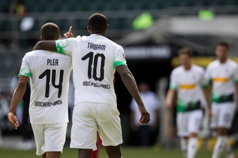 Borussia Mönchengladbach vence com show de dupla francesa