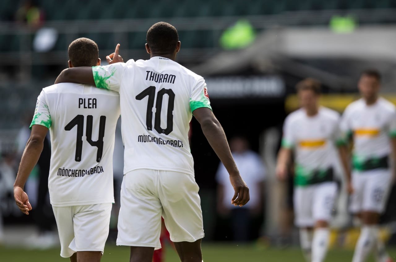 Borussia Mönchengladbach vence com show de dupla francesa