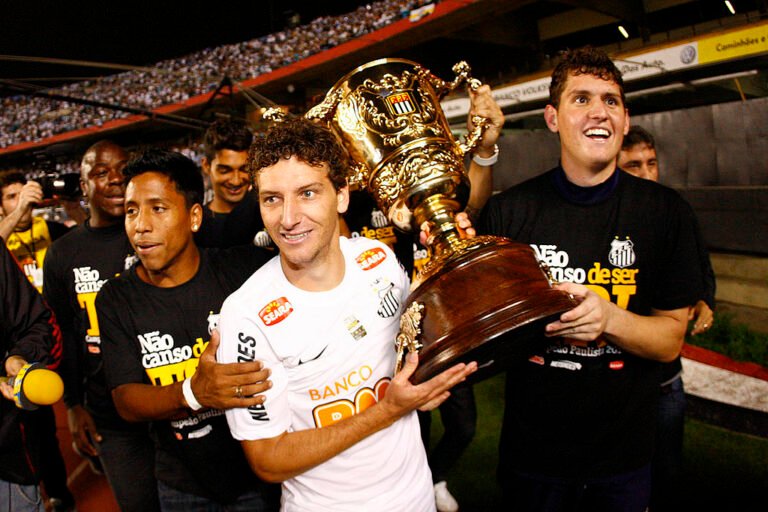 Santos de Neymar conquista o tri e entra para a história