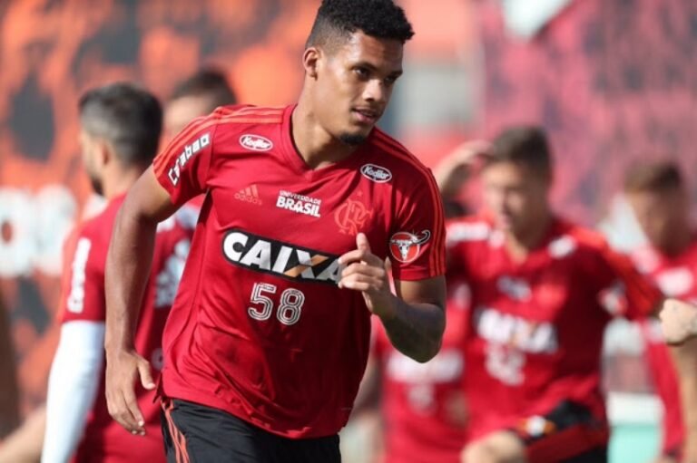 Flamengo acerta empréstimo do zagueiro Rafael Santos ao Apoel