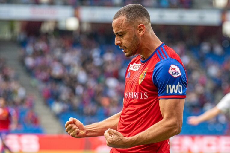 Rennes na busca pela contratação do atacante Arthur Cabral