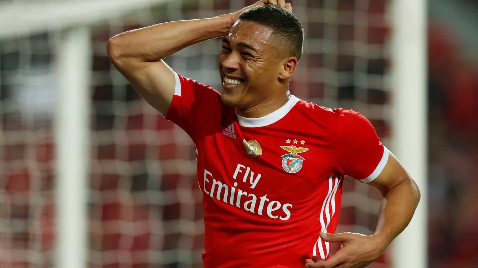 Carlos Vinícius com a camisa do Benfica