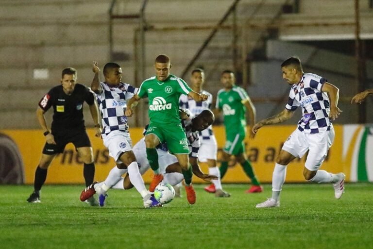 Enquanto espera o dia do retorno aos treinos, São José-RS se despede do atacante Matheuzinho