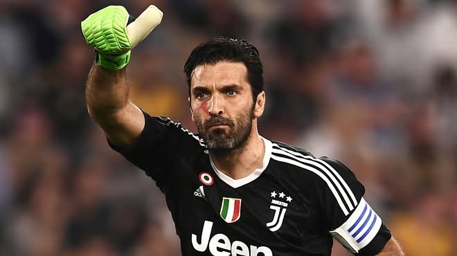 Juventus renova com Buffon por mais um ano