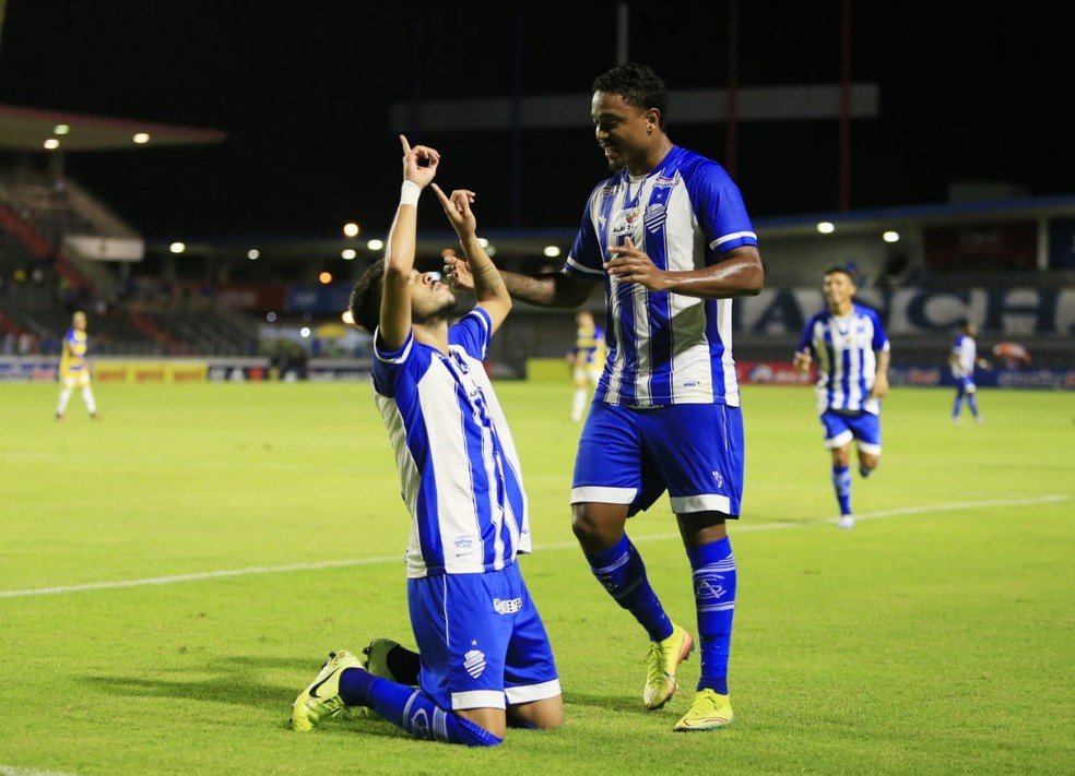 Em bom momento no CSA, Victor Paraíba busca chegar ao jogo cinquenta no Azulão