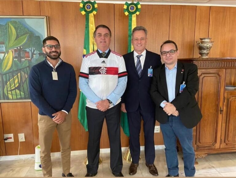 Bolsonaro se encontra com presidente do Flamengo e é presenteado com nova camisa do Flamengo