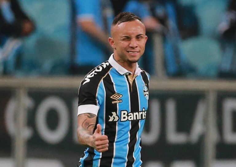 Napoli esfria negócio por Everton