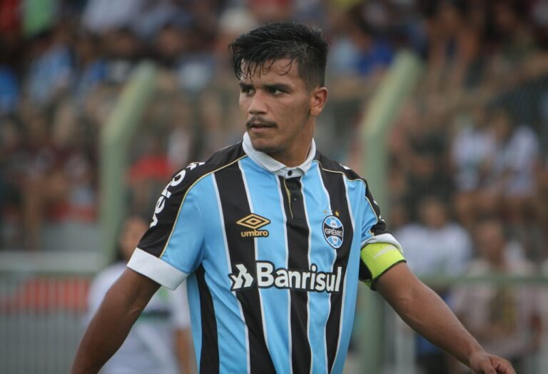 Matheus Nunes, destaque da base, renova com o Grêmio