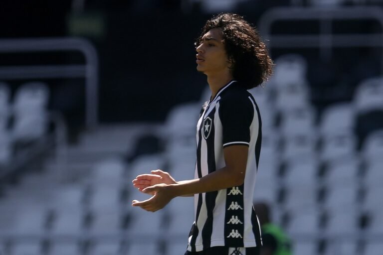 Botafogo anuncia novo contrato com o atacante Matheus Nascimento, uma das principais joias da base
