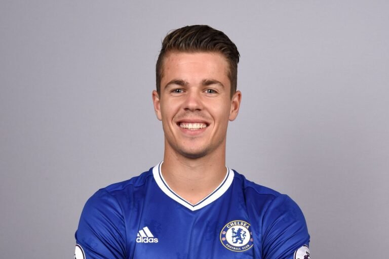 Chelsea renova Marco Van Ginkel por mais uma temporada