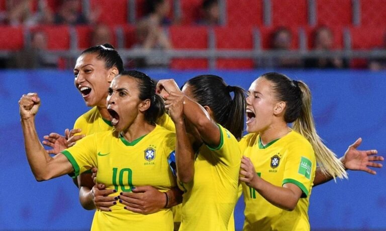 Futebol feminino brasileiro: dificuldades que a modalidade enfrenta no país.