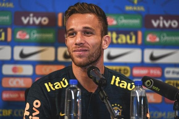 Arthur fecha com a Juventus